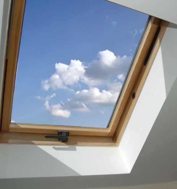 Fenêtre Velux sur le ciel