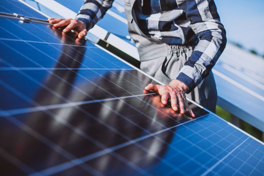 Les panneaux solaires transforment l’énergie gratuite du soleil en chaleur ou en électricité